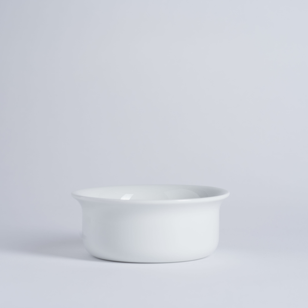 cuenco de porcelana y jabón de afeitar