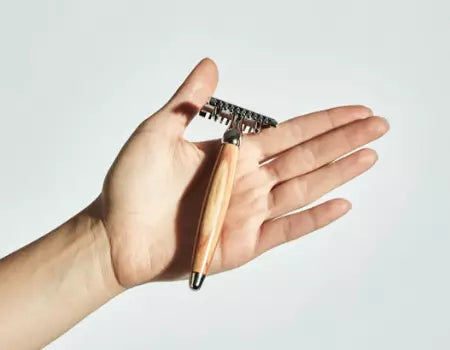 The manual razor for men or the pleasure of traditional shaving