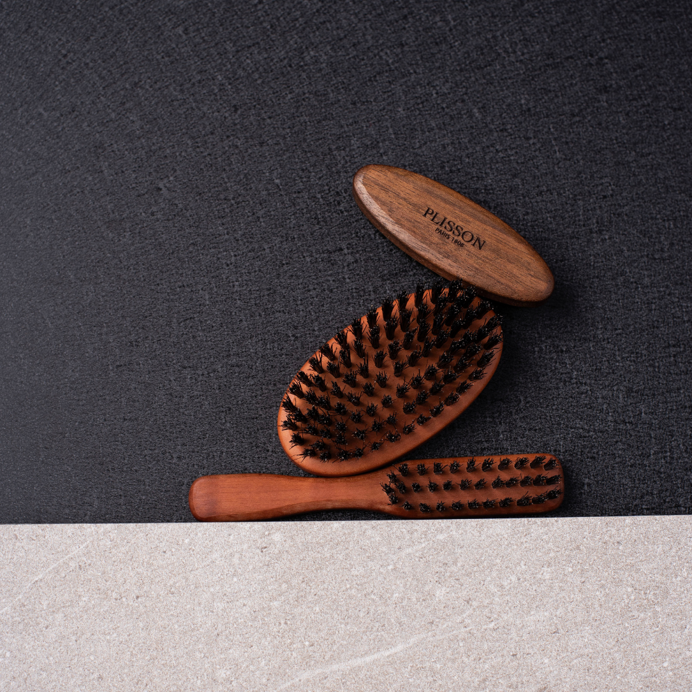 Cepillo de barba de madera de nogal y cerdas de jabalí